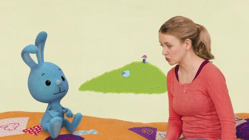 Mina, Lina und Sina lernen, zusammen zu halten | Rechte: KiKA Anni und Kikaninchen auf einer Decke. Im Hintergrund ein Schaf und ein Mädchen.
