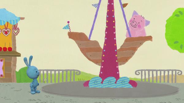 Kikaninchen schaukelt auf dem Rummel Schiffsschaukel | Rechte: KiKA