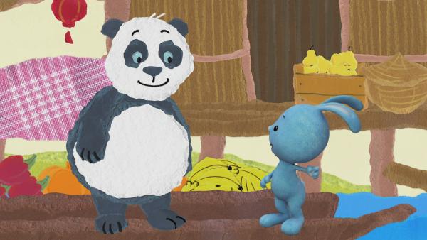 Kikaninchen und ein Panda auf einem Boot mit Früchten