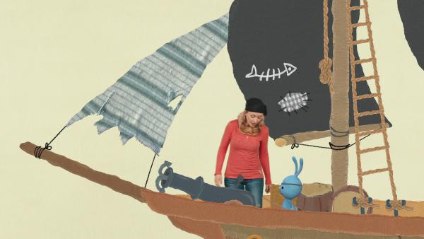 Anni und Kikaninchen als Piraten auf einem Piratenschiff