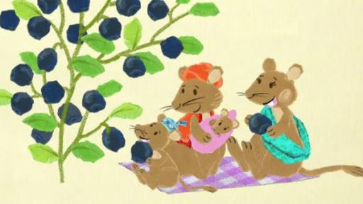Familie Maus beim Picknick am Heidelbeerstrauch