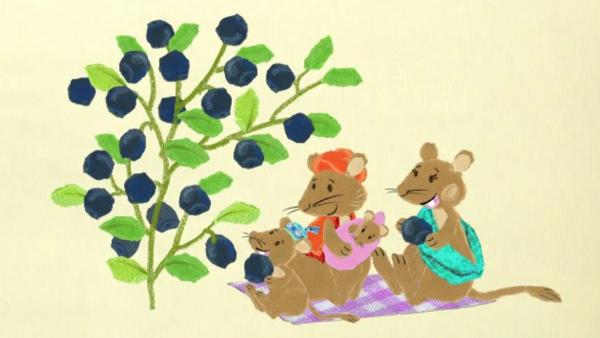 Familie Maus beim Picknick am Heidelbeerstrauch