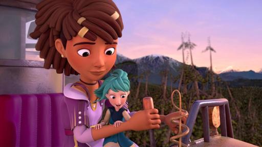 Die fliegende Prinzessin | Rechte: © 2024, SHOWLAB – FABRIQUE D´IMAGES – TELEGAEL Ailina und Glyn sitzen in der Flugmaschine und fliegen über den Wald. Glyn blickt freudig aufgeregt nach unten zum Boden, während Ailina ihr gelassen dabei zuschaut. Mit einer Hand betätigt Ailina den Lenkhebel.