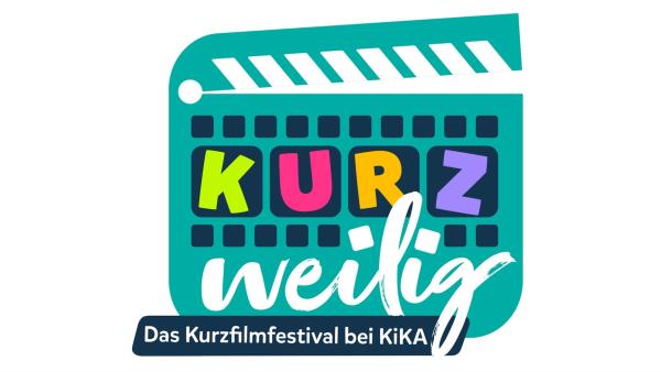 Logo zum Kurzfilmfestival KURZWEILIG: Eine grüne Filmklappe, die ein bisschen geöffnet ist. Weißer Hintergrund. Auf der Filmklappe steht in bunten Buchstaben: Kurzweilig. Darunter die Unterschrift: Das Kurzfilmfestival bei KiKA.