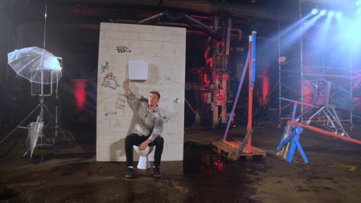Folge 4: Pinkeln | Rechte: WDR Vom Läuft-Team sitzt einer auf der Toilette und zieht am Abzug.