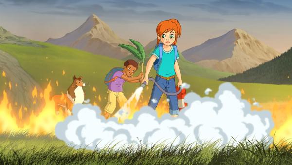 Zoe und Harvey versuchen das Feuer zu löschen, das durch einen Blitzschlag verursacht wurde.