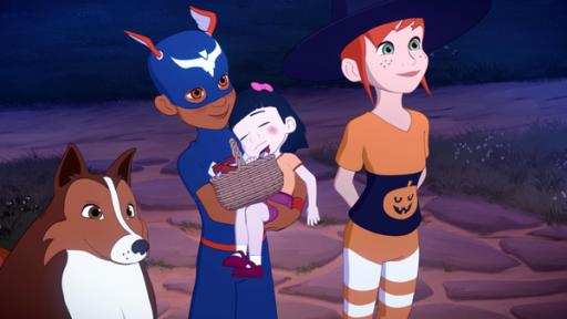 Süßes oder Saures | Rechte: Superprod, ZDF, ZDFE Lassie, Zoé und Harvey sind in Halloweenkostümen verkleidet. Harvey trägt ein kleines Mädchen im Arm, das schläft.