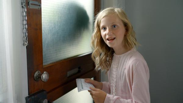Lena (Isa Jansen) ist überrascht, als ein Verwandter von ihr vor der Tür steht.