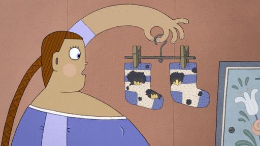 Köstliche Socken | Rechte: © 2024 – Studio FILM BILDER GmbH Lena steht in ihrem Zimmer und hält ein paar blau-weiß gestreifte Socken, die an einem Bügel hängen, in die Höhe. Lena sieht erschrocken aus. Kein Wunder, denn ihre Socken sind mit großen Mottenlöchern übersäht.