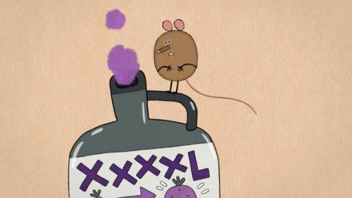 Riesenrübe | Rechte: © 2024 – Studio FILM BILDER GmbH Eine kleine, braune Maus steht oben auf einer geöffneten, grünen Flasche aus der violette Dämpfe heraus quillen. Auf dem Etikett der Flasche erkennt den Schriftzug "XXXXL". Die Maus sieht skeptisch auf die Dämpfe.