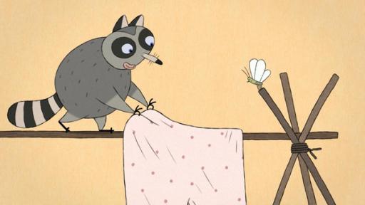 Waschtag | Rechte: © 2024 – Studio FILM BILDER GmbH Ein Waschbär balanciert auf der Wäschestange, um eines von Lenas frisch gewaschenen Kleidungsstücken aufzuhängen.