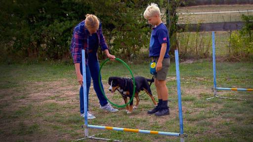 Liebste Fellnasen - Hundeschule Staffel 2 Folge 8 | Rechte: MITTELDEUTSCHER RUNDFUNK Hundetrainerin mit Kind und Hund