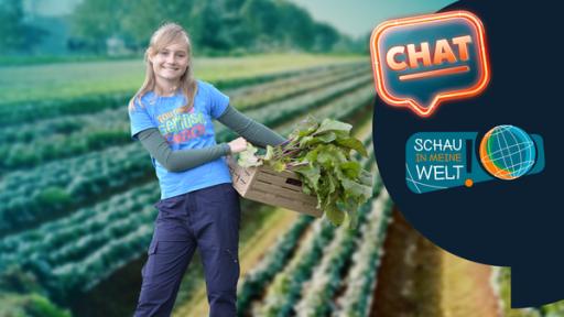SimW-Chat mit Mira vom Young Gemüse Coach | Rechte: KiKA/Sabine Krätzschmer Mira hält eine Holzkiste mit einer Pflanze in der Hand und lächelt in die Kamera.