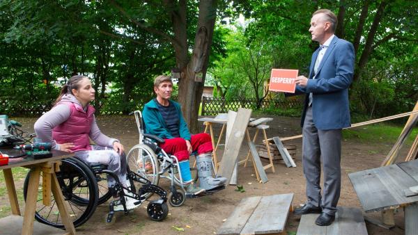 Nach einem Sturz braucht Fritz Fuchs (Guido Hammesfahr) für sechs Wochen einen Rollstuhl. Damit er weiter im Bauwagen wohnen kann, will Julia (Kristina Vogel) Fritz helfen eine Rollstuhlrampe für den Bauwagen zu bauen.  Ordnungsmann Heinz Kluthe (Holger Handtke) sieht die Sicherheit der beiden "Rollis" in Gefahr und will den Bauwagen sperren.