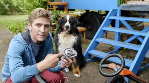 Fritz zeigt seinen Elektromotor für das Kettcar.