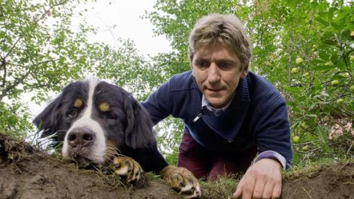 Der Hund Keks und Fritz Fuchs schauen in ein gebuddeltes Erdloch.