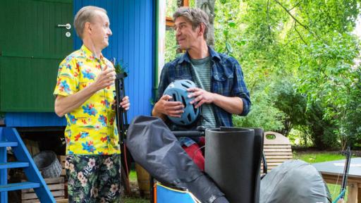 Ferien Teaser01 | Rechte: ZDF Fritz und Kluthe stehen vor dem Bauwagen - im Vordergrund ein vollgepackter Fahrradanhänger mit Sachen für den Urlaub