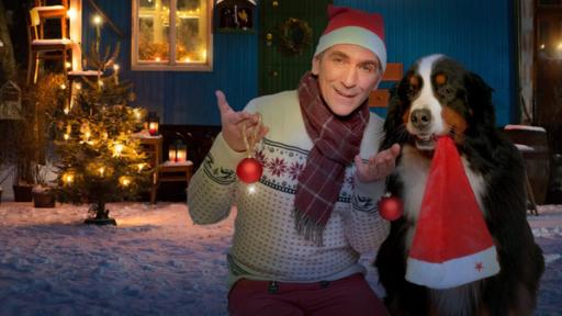 Das Weihnachtsabenteuer Teaser MT25 | Rechte: ZDF Fritz und Keks vor weihnachtlichem Bauwagen im Schnee