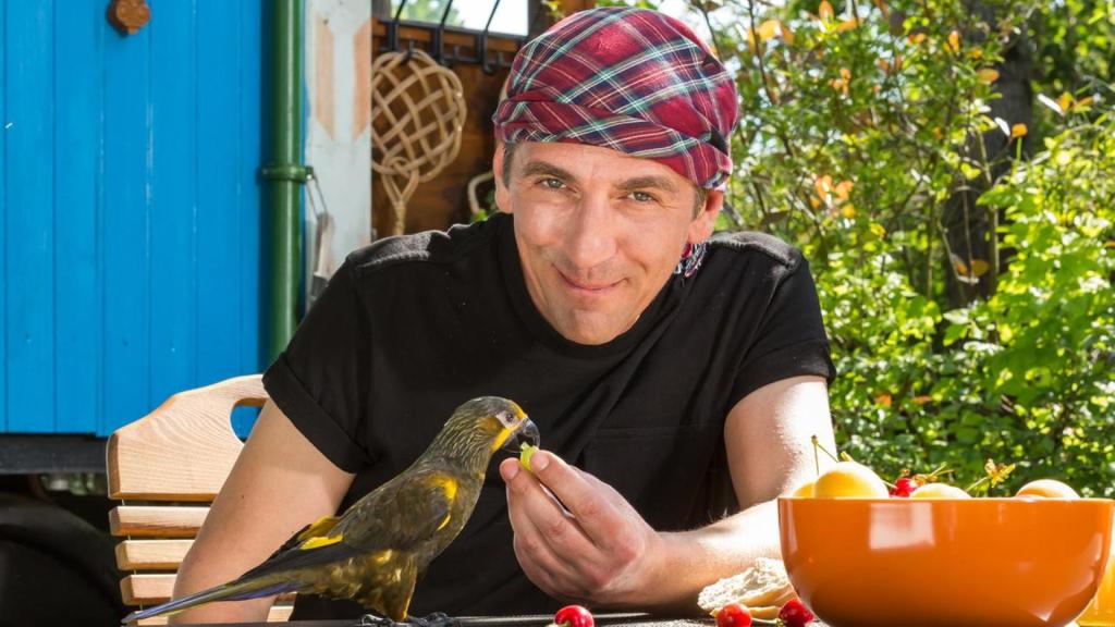 Fritz Fuchs fütter einen Papagei