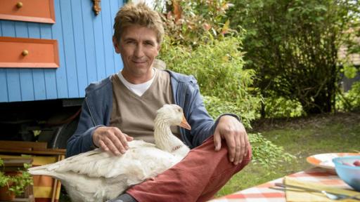 Gans | Rechte: ZDF Fritz Fuchs hat eine Gans auf dem Schoß.
