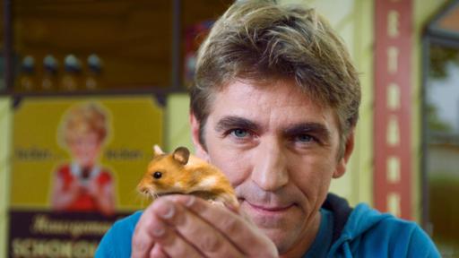 Fritz Fuchs hält einen Hamster in der Hand.