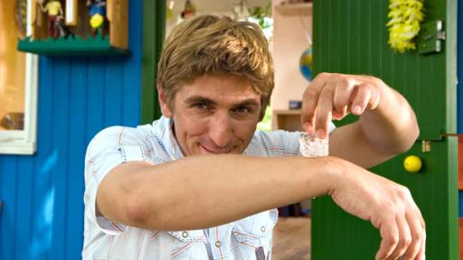 Fritz hält sich einen Eiswürfel an den Arm.