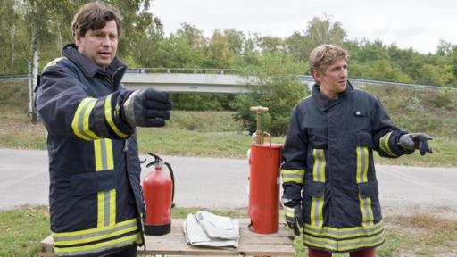 Fritz Fuchs bei einer Übung mit einem Feuerwehrmann