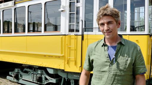 Löwenzahn - Straßenbahn Teaser MT25 | Rechte: ZDF Eine rote Straßenbahn fährt durch die Stadt.
