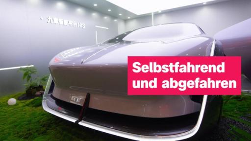 logo! vom 28.4.2025 | Rechte: ZDF Ein futuristisch aussehendes Auto steht in einem chinesischen Ausstellraum. Rechts der Schriftzug: "Selbstfahrend und abgefahren".