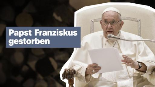 logo! vom 22. April 2025 | Rechte: imago | Independent Photo Agency Int. Papst Franziskus sitzt auf einem Stuhl, links von ihm der Schriftzug "Papst Franziskus verstorben"