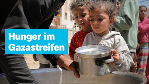 Sendung 25. April | Rechte: ZDF Zwei Kinder stehen mit Teller vor einem großen Topf mit Essen. Sie sehen unglücklich aus. Links der Schriftzug: "Hunger im Gazastreifen".