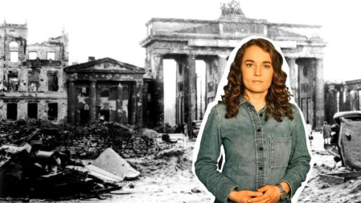logo! - Teaser - MT25 Extra der Zweite Weltkrieg und wir - Lotte | Rechte: ZDF Reporterin Lotte vor einer Schwarz-Weiß-Fotografie des im Zweiten Weltkrieg zerstörten Brandenburger Tors.