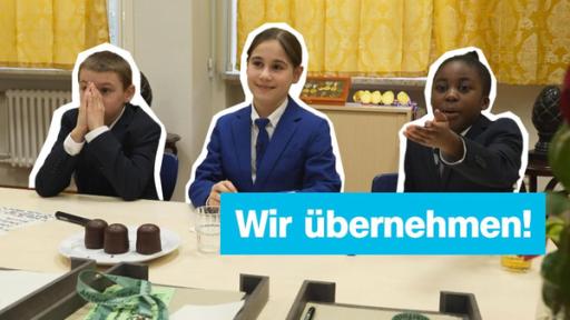 logo! vom Dienstag, 18. Februar 2025 | Rechte: ZDF Drei Kinder sitzen an einem Tisch, darauf steht: Wir übernehmen!