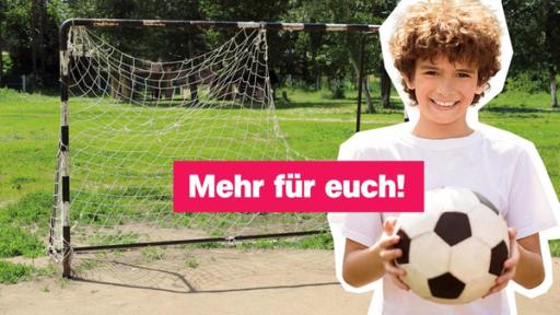 logo! vom Montag, 12. Mai 2025 | Rechte: ZDF Ein Junge hält einen Fußball in der Hand und lächelt, darüber steht in einem roten Kasten: Mehr für euch!