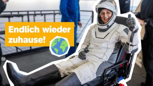 Eine Raumfahrerin lächelt in die Kamera und zeigt den linken Daumen hoch. Links der Schriftzug "Endlich wieder zuhause!".