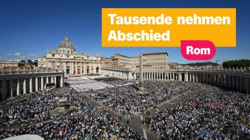 Petersplatz mit vielen Menschen, daneben Schriftlabel Tausende nehmen Abschied