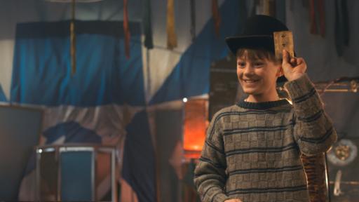 Luka und das magische Theater | Rechte: WDR/ KiKA Luka in einem weißen Anzug mit Zylinder auf dem Kopf