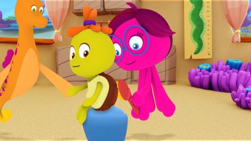 Rechte: KiKA/Bigchild Entertainment Maaris Mama putzt Tuts den Panzer.