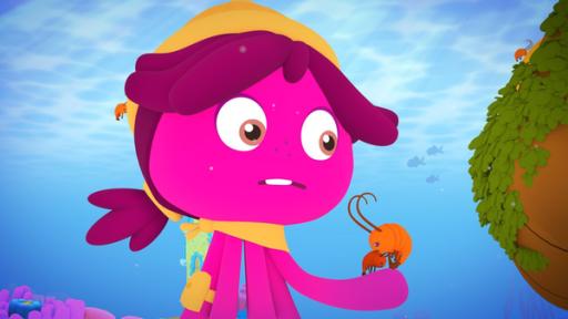 Rechte: KiKA/Bigchild Entertainment Das pinke krakenmädchen Maari hält zwei kleine Krillkrebse und schaut besorgt.
