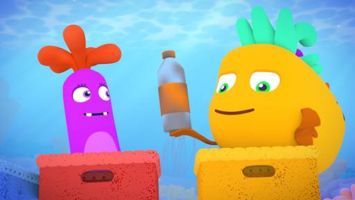 Rechte: KiKA/Bigchild Entertainment Kugelfisch Buba (rechts) und Seegurke Keck (links) vor zwei Kisten. Buba hält eine Plastikflasche.