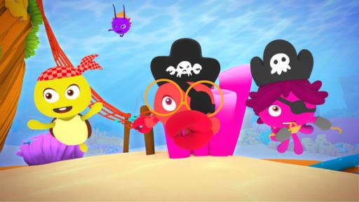 Rechte: KiKA/Bigchild Entertainment Schildkröte Tuts, Plankton Spotti, Krabbe Fin und Krake Maari (von links nach rechts) in Piratenkostümen am Riffspielplatz.