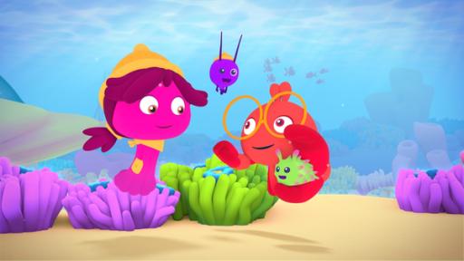 Rechte: KiKA/Bigchild Entertainment Der rote Krabbenjunge Fin (rechts) hält eine grüne Seeschnecke. Neben ihm Maari (links) in Pink und Spotti (Mitte) in Lila.