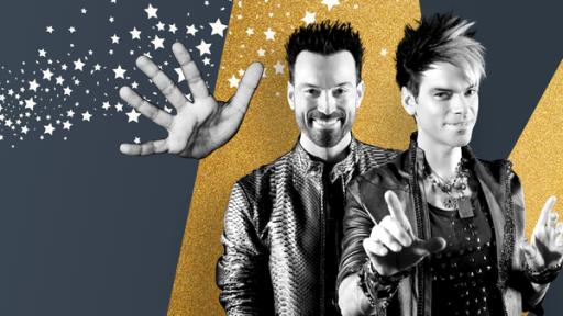 Magic Moves Kids | Rechte: ZDF/KiKA Zwei lächelnde Männer vor goldenem Hintergrund. Neben ihnen schweben Sterne und eine Hand.