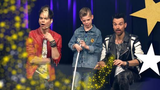Die große Zaubershow | Rechte: ZDF Chris Ehrlich (l.), Ben (m.) und Andreas Ehrlich (r.) stehen gemeinsam auf einer Bühne. Chris und Andreas Ehrlich machen ein erstauntes Gesicht. Ben hält ein weißes Seil in der Hand und erklärt einen Zaubertrick