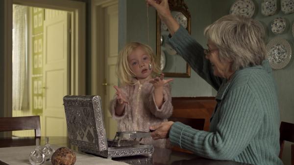 Oma findet in ihrem alten Schmuckkästchen eine schöne Anhänger-Kette.