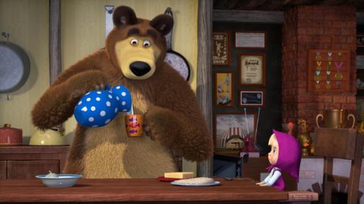 Rechte: KiKA/Animaccord Animation Studio Mascha sitzt mit dem Bären am Tisch. Sie guckt skeptisch und hat den Teller mit Hafergrütze weggeschoben. Der Bär schenkt Milch in eine Tasse.