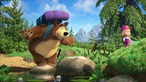 Rechte: KiKA/Animaccord Animation Studio Der Bär überquert einen Fluss indem er von Stein zu Stein geht. Er sieht dabei sehr angestrengt aus. Mascha ist bereits auf der anderen Seite des Flusses und läuft fröhlich am Ufer entlang.