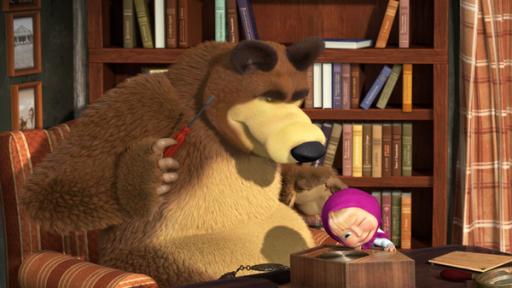 Rechte: KiKA/Animaccord Animation Studio Mascha schaut sich die Uhr ganz genau an, die der Bär versucht mit einem Schraubenzieher zu reparieren.