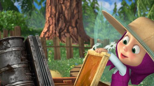 Rechte: KiKA/Animaccord Animation Studio Mascha nimmt eine Honigwabe im Holzrahmen aus einer Kiste. Sie trägt einen Imkerhut, mit einem Schleier, der sie vor den Bienen schützen soll.