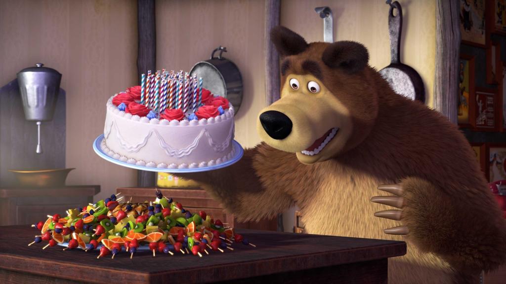 Der Bär freut sich über seine Geburtstagstorte und Obstspieße.